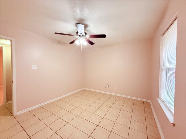 Building Photo - 208 Laurie Ln