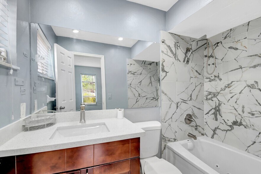 Building Photo - 8960 Sunset Strip
