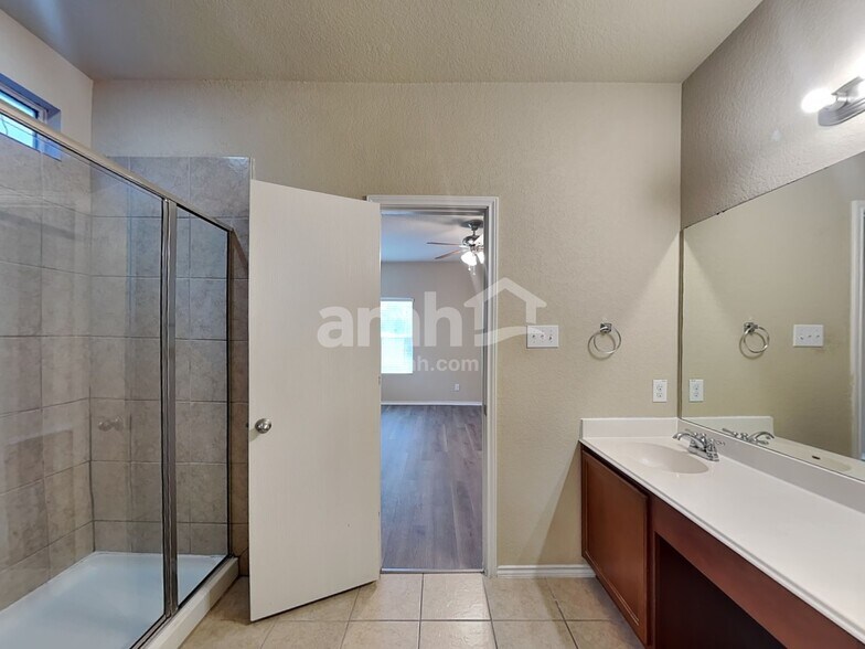 Building Photo - 9811 Rainbow Crk