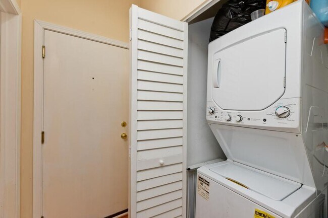 Building Photo - 1 bedroom in Chicago IL 60618