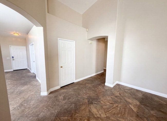 Building Photo - 3630 Vanderbilt Dr