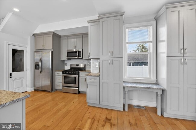 Building Photo - 810 Central Ave