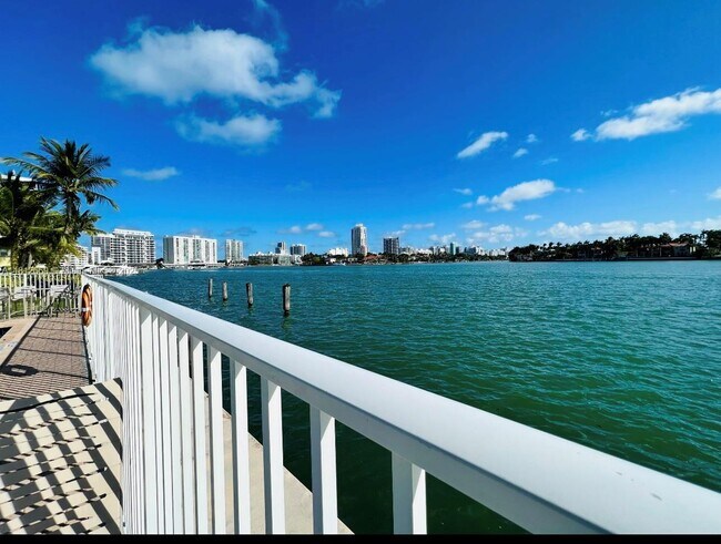 Building Photo - 946 Bay Dr