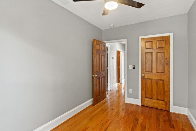Building Photo - Available Now! 5 Minute Walk From Nats Par...