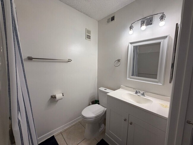 Building Photo - 4BR/4BA Condo off SW 34th Street - available NOW!