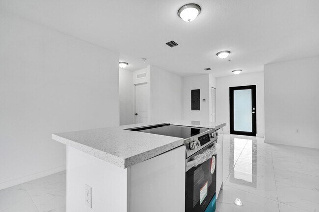 Building Photo - Goulds 4 Bed Triplex