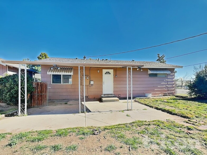 Building Photo - 1001 Akard Dr