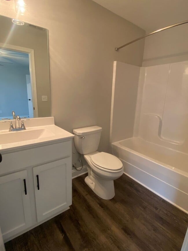 Building Photo - 2 bed 2.5 bath