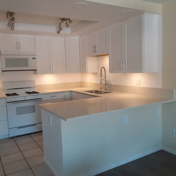 Building Photo - 9885 Caspi Gardens Dr