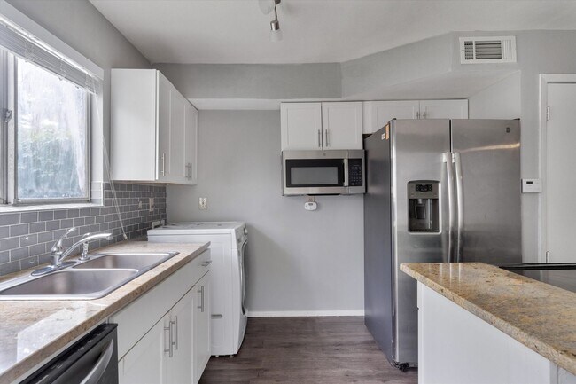 Building Photo - Perfectly Located Townhome in South Austin