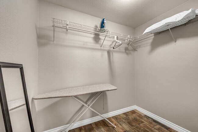Building Photo - 3 Bed FULLY FURNISHED Pool Home