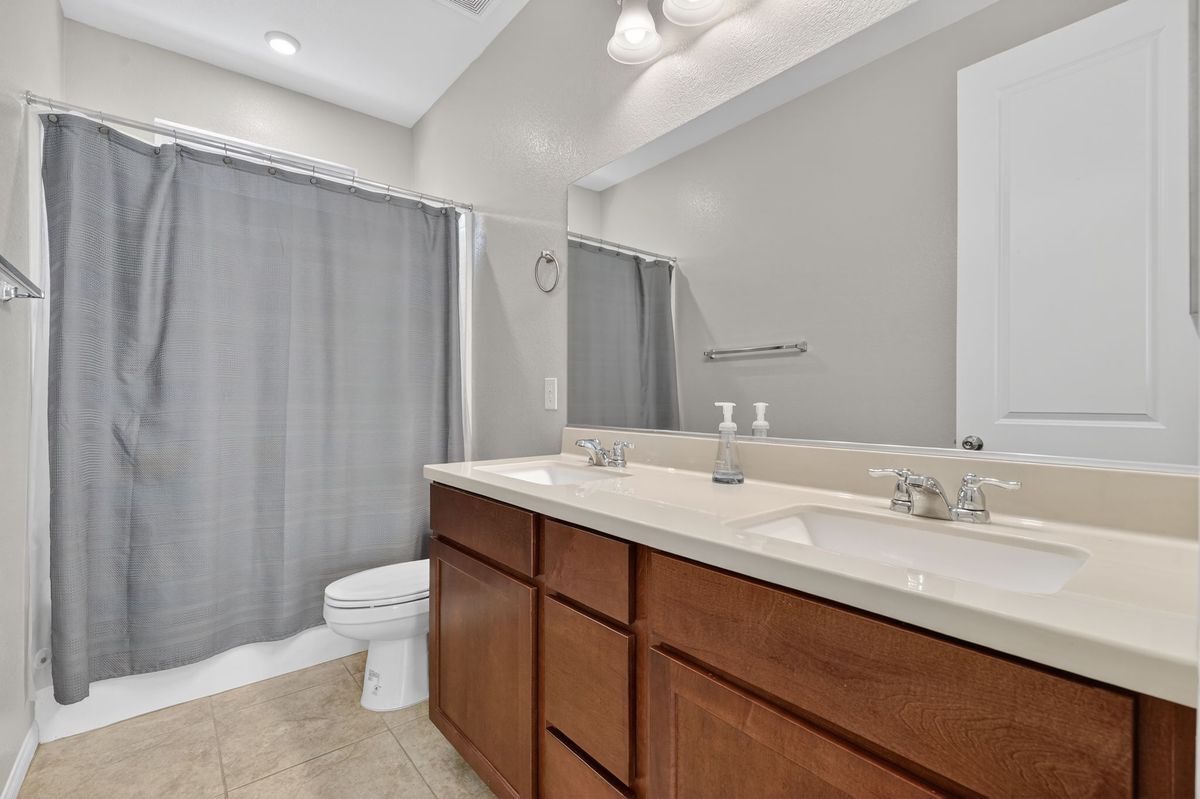 Building Photo - 8909 Wallner St