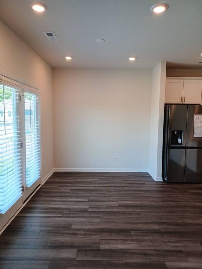 Building Photo - Bright and Airy! 5 Bedrooms 3 Bathrooms Ho...