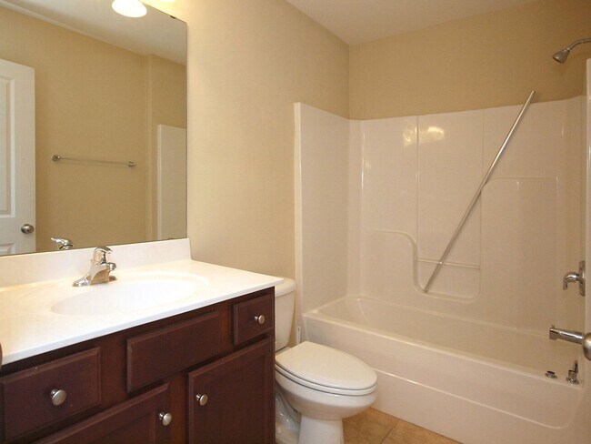 Building Photo - 4x4 House $550/bedroom