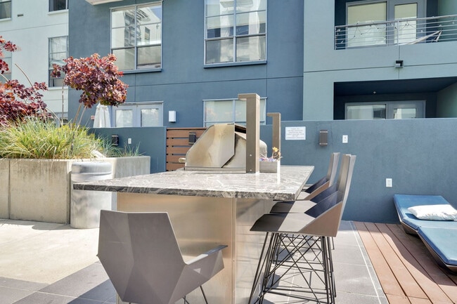 Building Photo - 355 Berry St