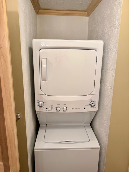 Building Photo - 1616 Spring Valley Dr