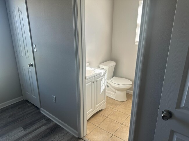 Building Photo - 302 S Cemetary St