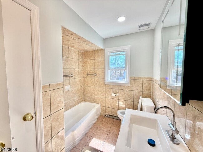 Building Photo - 30 Cottage Pl