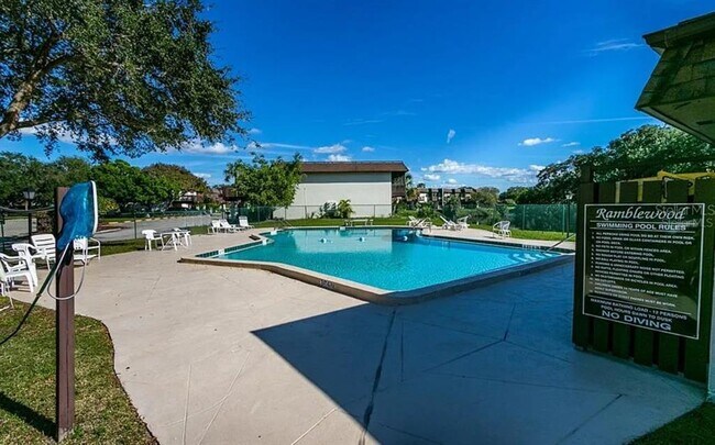 Building Photo - 3225 Ramblewood Dr N