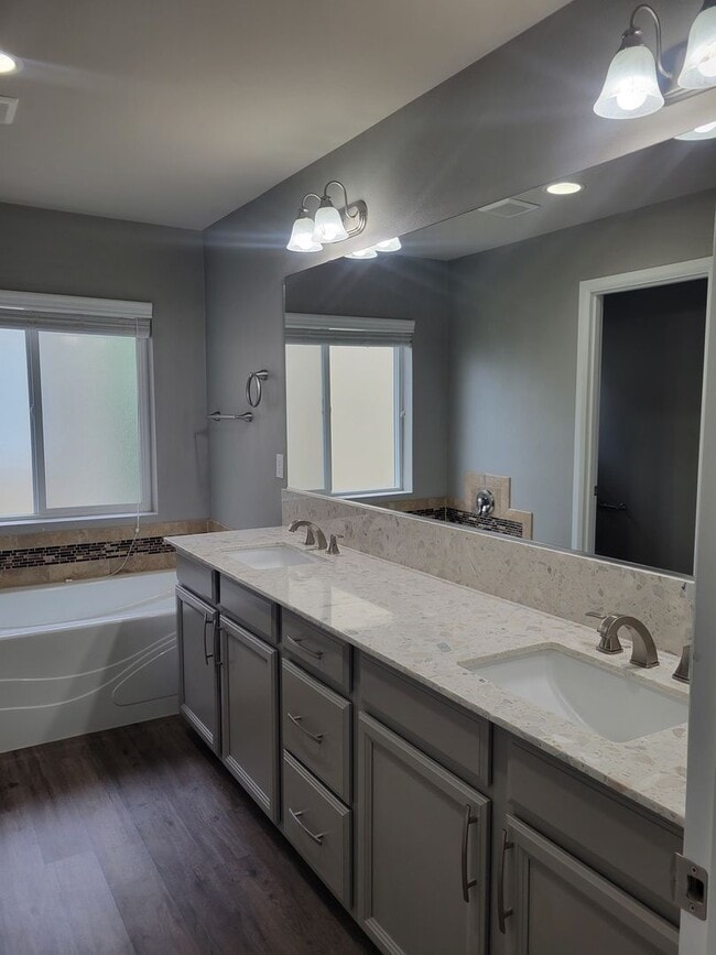 Building Photo - Great 3 bedr. with large loft in perfect l...