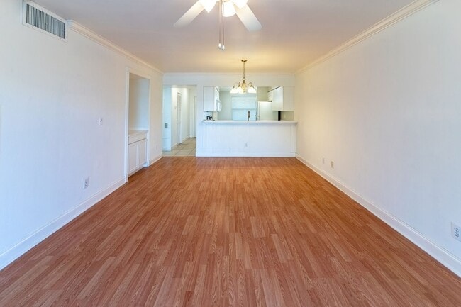 Building Photo - Well-Maintained 2BR/2BA Condo with Lake Vi...
