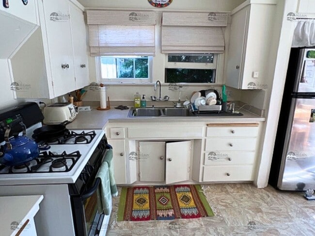 Building Photo - Single Story 2BD/1BA Home Minutes to the B...