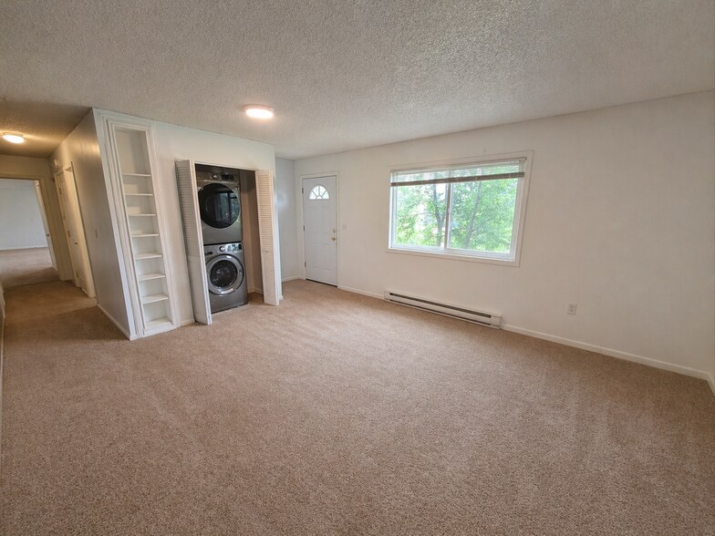 Building Photo - 1400 Acacia Dr