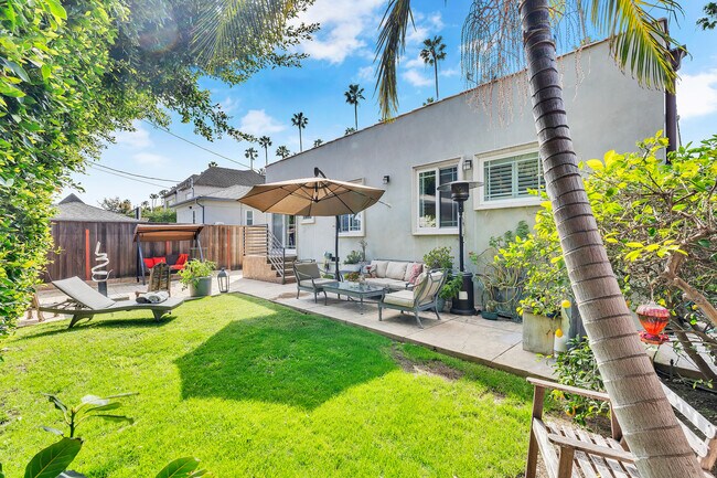 Building Photo - 326 N Doheny Dr