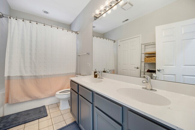 Building Photo - 947 W 14th Pl