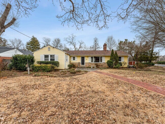 Building Photo - Easy one level living on a 1/3 acre corner lot!