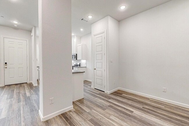 Building Photo - 4 Bed 3 Bath Luxurious Townhome in Frisco!