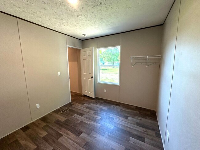 Building Photo - Brand new Efficiency 1 BR mobile home with large bonus room
