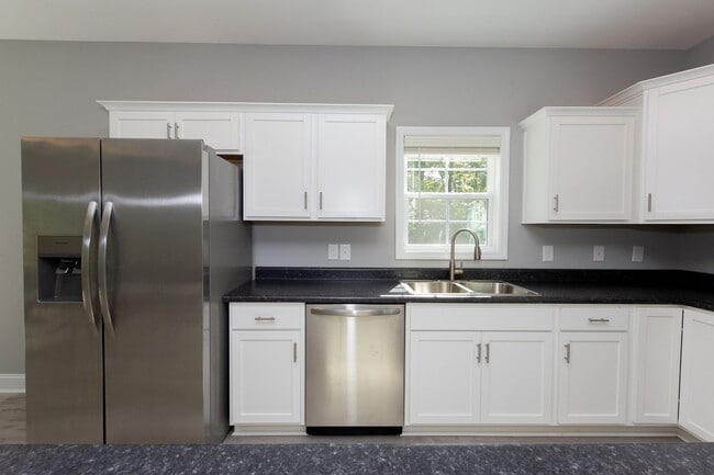 Building Photo - MOVE-IN READY $300 off first month