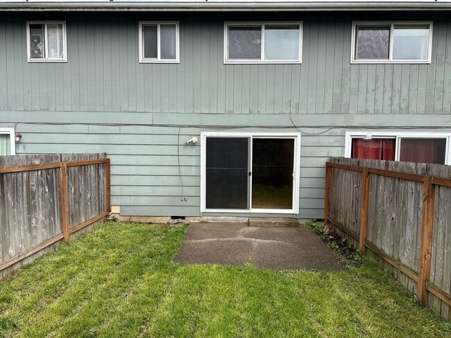 Building Photo - Updated 2 bedroom, 1 bath with garage!