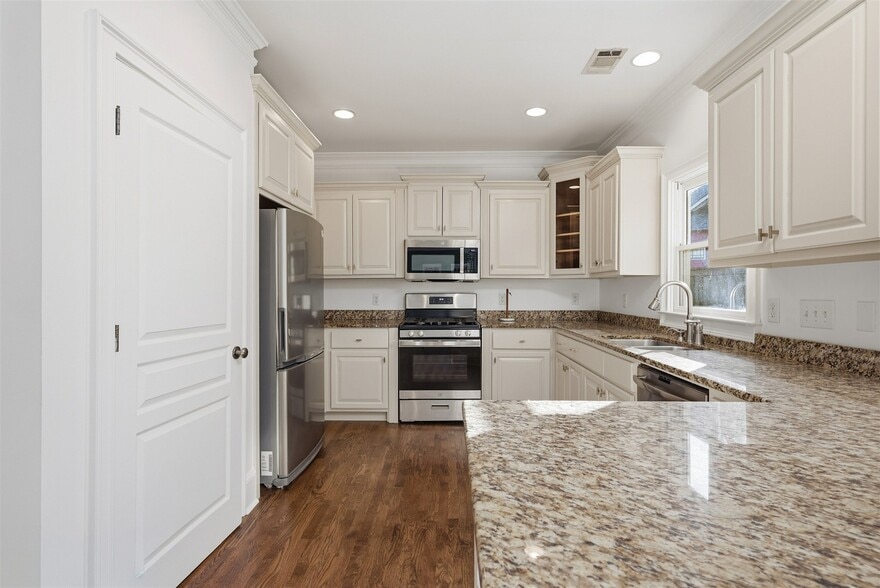 Building Photo - 2555 Hazel Dr SE