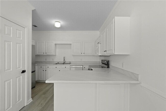 Building Photo - Spacious 3-Bedroom Townhouse in Prime Savannah Location, Move-in Special: FREE RENT for December!!