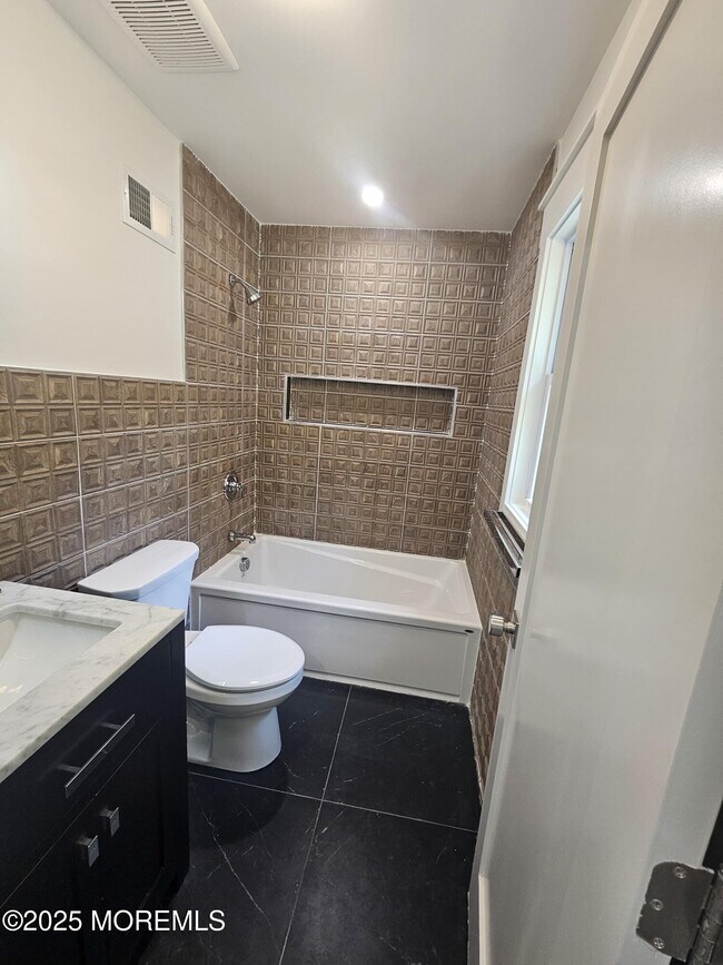 Building Photo - 741 Lakehurst Ave