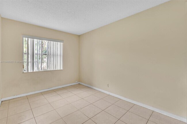 Building Photo - 3750 SW 60th Terrace