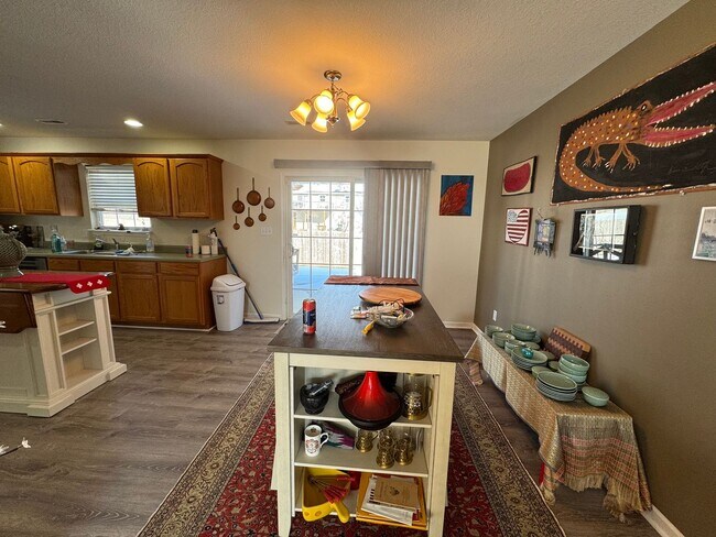 Building Photo - 3 Bedroom Home Furnished or unfurnished available