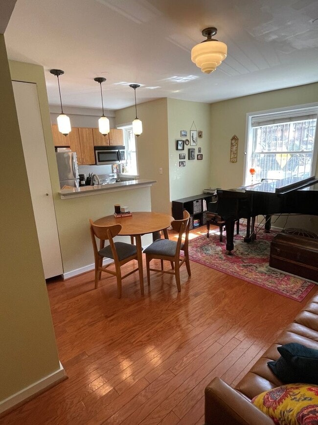Building Photo - Recently Renovated 1 bedroom apartment in Columbia Heights