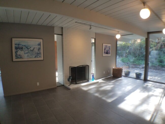 Building Photo - Eichler home near downtown Walnut Creek