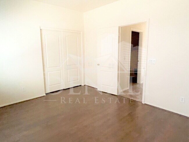 Building Photo - 144 S 108th Dr