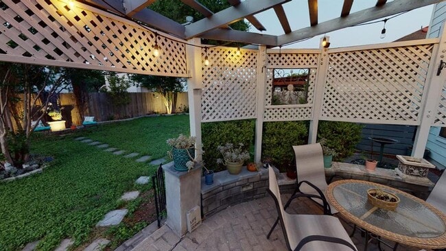 Building Photo - 6616 Piedras Blanco Dr