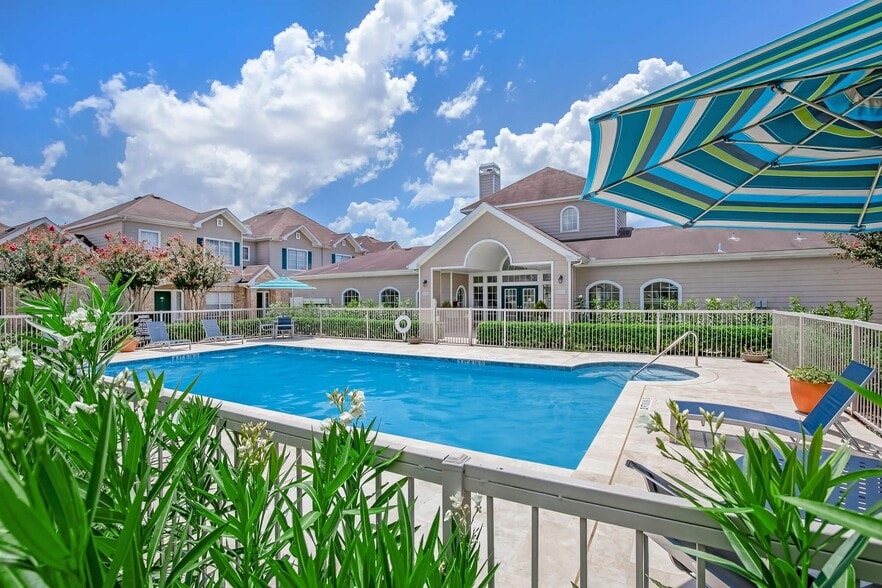 Building Photo - Town Park Townhomes