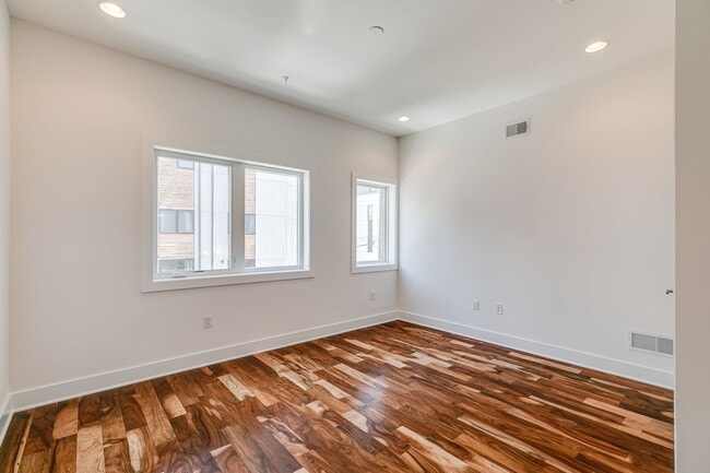 Building Photo - Northern Liberties Townhome with Parking