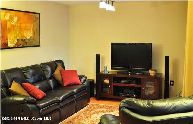 Building Photo - 13 S Pointe Cir