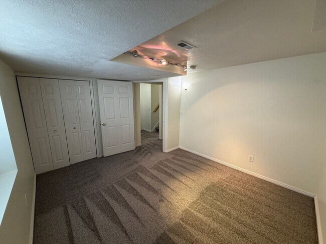 Building Photo - 5 Bedroom Home in Herriman; 2700 sq ft; Open Floor Plan