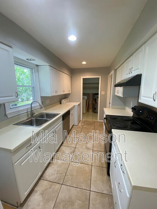 Building Photo - 12 Sheridan Dr