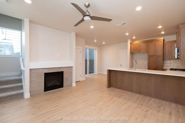 Building Photo - M555