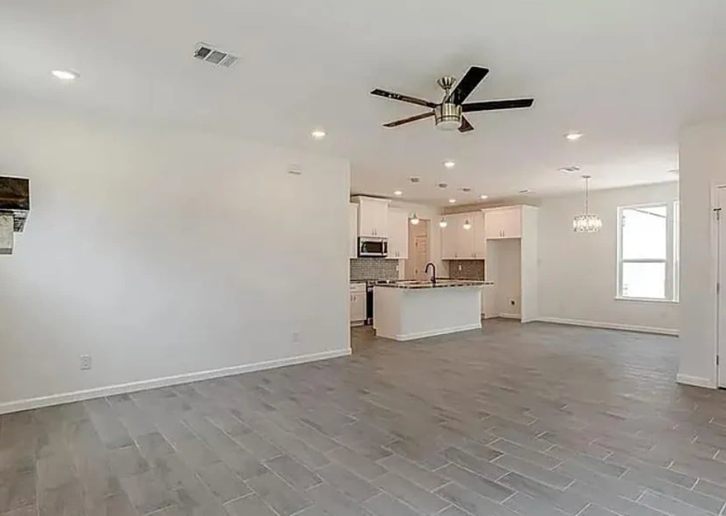 Building Photo - 1583 Bonnyview Dr